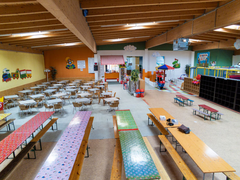 Cafeteria-Bereich mit langen Tischen