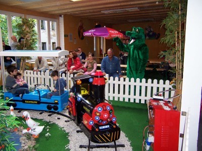 Eisenbahnbereich mit dekorativem Zaun