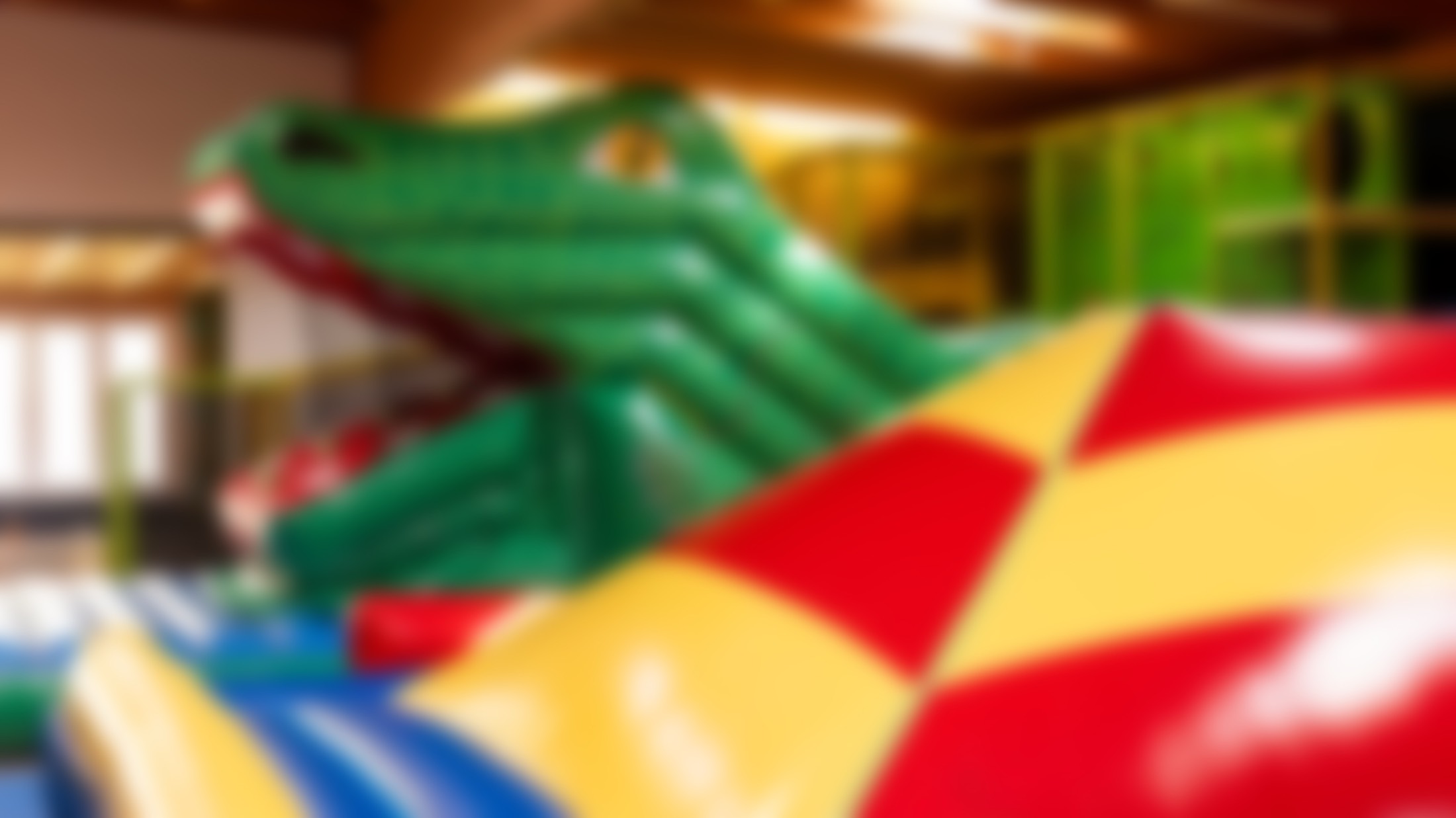 Das grüne Riesenkrokodil in der Spielhalle von JOLOs Kinderwelt