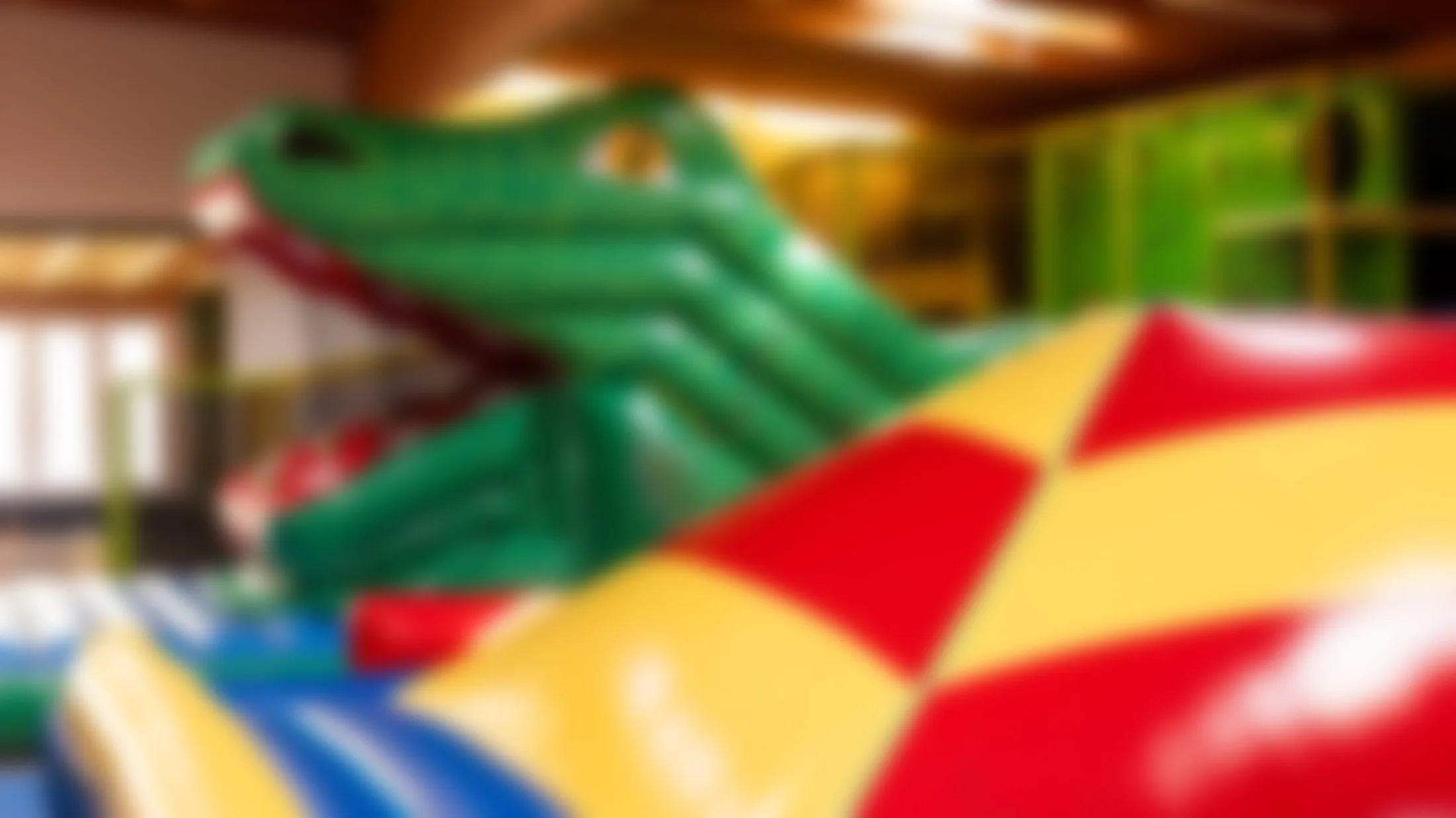 Das grüne Riesenkrokodil in der Spielhalle von JOLOs Kinderwelt